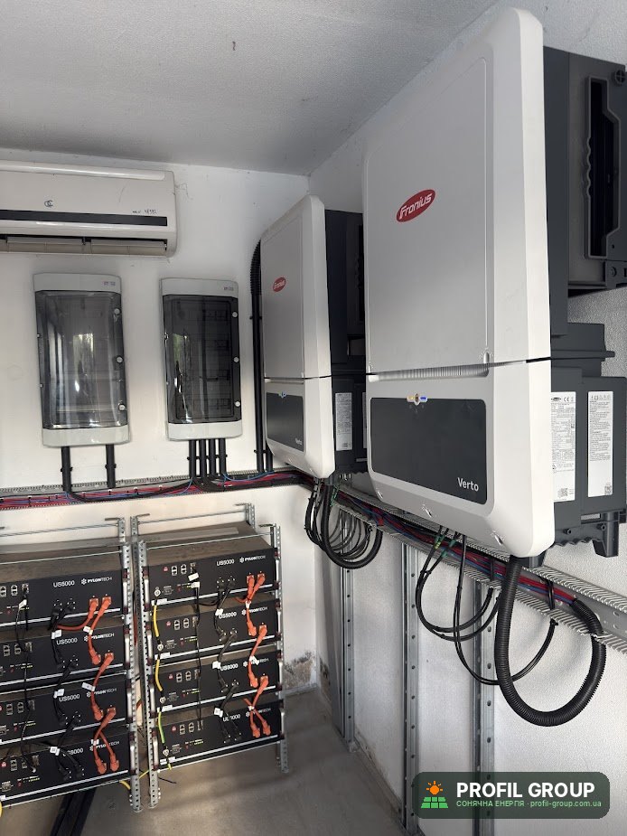 Мережеві інвертори Fronius Verto 30.0 та акумулятори Pylontech US5000